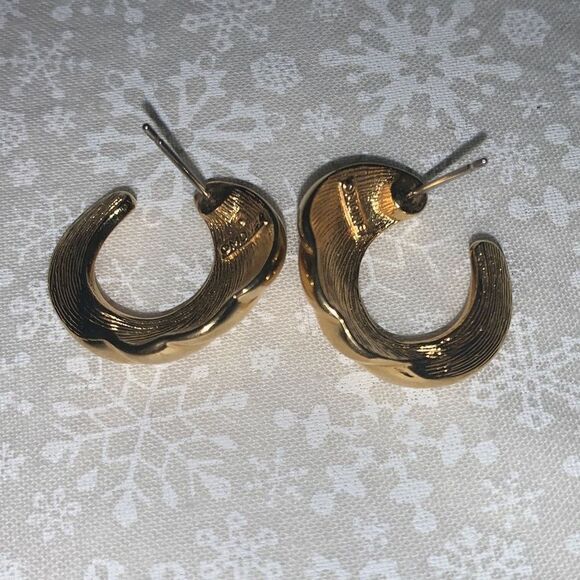 Vintage Crown Trifari Gold Pierced Hoop Earrings - Picture 3 of 16